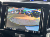 【バックカメラ】駐車時に後方がリアルタイム映像で確認できます。大型商業施設や立体駐車場での駐車時や、夜間のバック時に大活躍!運転スキルに関わらず、今や必須となった装備のひとつです!