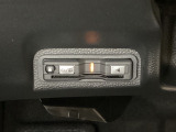 ハンドルの左下にETCがついています。高速道路の料金所の通過も楽々です!。 カードの取り出しもしやすい場所についています。