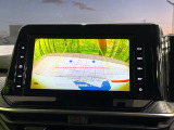 【バックカメラ】駐車時に後方がリアルタイム映像で確認できます。大型商業施設や立体駐車場での駐車時や、夜間のバック時に大活躍!運転スキルに関わらず、今や必須となった装備のひとつです!