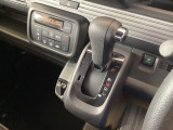 自然に手が届き、操作性の良いインパネシフトに、パーキングブレーキは、フットブレーキタイプなので、運転席と助手席の間はすっきりしています。