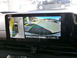 アラウンドビューモニター付きです 上から見たイメージで駐車出来ますので車庫入れの苦手な方も楽に駐車出来ます♪