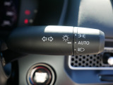 【オートライト】車外の明るさに応じて、自動的にライトの点灯・消灯をしてくれます。トンネルが続くような道でも、スイッチを操作する必要がありません。消し忘れの心配もありません。