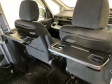 運転席・助手席の背もたれには、2列目シート用にカップホルダー付きの「格納式のシートバックテーブル」を装備しています。休憩時のちょっとした時間などカップを置いたり、小物置きに使えて便利です。