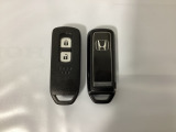 スマートキーを装備しています。鍵を差し込むことなくドアロックの開け閉めと、スタートボタン操作でのエンジンスタートができます。スペアキーも同じものを用意しております。