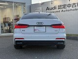 Audiのリヤディフューザーは、車両の後方での空気の流れを整え、乱流を減少させることで、走行安定性を向上させます。またスポーティで洗練された外観を提供し、全体のスタイルに一体感を持たせます。