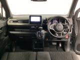 車内は光触媒抗菌消臭施工済です。インパネ周りはスタイリッシュなデザインです。グローブボックスやカップホルダーのほかにトレーなどたくさんの収納スペースが付いています。
