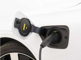 専用コードを接続するだけで簡単に充電が行えます。プラグインハイブリッドモデルT6 AWD PHEVは、走行中の充電のほか、自宅などに設置された充電機器からの充電が可能です。