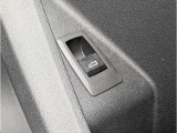 電動リアゲート装備です。バンパー下でのキックスイッチも装備されております。