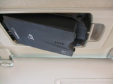 ETC車載機は専用ボックスにてバイザー裏に隠れて装着されております。トップシーリング(天井)の状態もご覧ください。きれいな状態となっております。