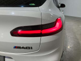 L字型リアコンビランプ:BMWの伝統的なデザインのひとつです。夜間でも誰が見てもBMWとわかる印象的なデザイン。