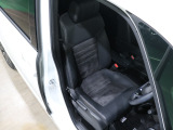程よい硬さとホールド性が高いシートで長時間運転も快適です。