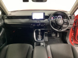 車内は光触媒抗菌消臭施工済です。インパネ周りはスタイリッシュなデザインです。グローブボックスやカップホルダーのほかにトレーなどたくさんの収納スペースが付いています。