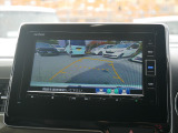 【バックカメラ】バックカメラ搭載で、後方の視界がクリアに!駐車時や後出後に安心して操作ができます。障害物を確認し、スムーズな駐車をサポートします。