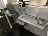 運転席・助手席の背もたれには、2列目シート用にカップホルダー付きの「格納式のシートバックテーブル」を装備しています。休憩時のちょっとした時間などカップを置いたり、小物置きに使えて便利です。