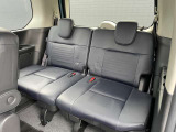サードシートも広々した空間が広がっております。