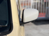 狭い駐車場でも安心。スイッチ操作だけでドアミラーの格納展開が可能。電動格納式リモコンドアミラー!