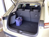 リアシートを倒さなくても、ラゲッジスペースは十分あります。