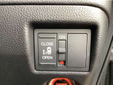 電動スライドドア装備!運転席よりボタン一つで開閉可能でございます。