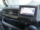 社外品のナビが取り付けられています。