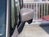 狭い駐車場でも安心。スイッチ操作だけでドアミラーの格納展開が可能。電動格納式リモコンドアミラー!
