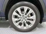 純正アルミホイールが似合ってます。タイヤサイズは235/55R19 です。