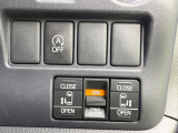【両側パワースライドドア】スマートキーや運転席のスイッチで後席両側スライドドアの開閉が可能♪電動だから力を入れてドアを開ける必要が無く、小さなお子様でも簡単に開け閉めでき快適です♪