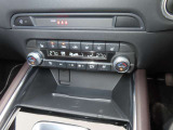 フルオートエアコンはデュアル機能付きで運転席と助手席を別々に設定可能です。更に前二席のシートヒーターとステアリングヒーターで、室内を快適に保ちます。