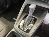 シンプルでとても使いやすいフロアシフトに、パーキングブレーキは電子制御パーキングブレーキです。