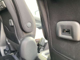 運転席、助手席後部にはUSBタイプA充電口があります。