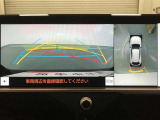 《パノラミックビューモニター(床下透過表示機能付)》クルマを上から見たような画像をディスプレイに表示し、運転席から確認しにくい箇所も確認できます。車両直下及びタイヤ付近のアンダーフロアの確認も可能です