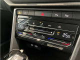 左右独立で温度調節ができるオートエアコンを装着しておりますのでドライブも快適に楽しめます!