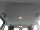 天井の状態も良好です。タバコを吸っていた車は、天井の色が変色してしまっているものもあります。中古車探しの際は、天井の状態も重要なポイントですよ!