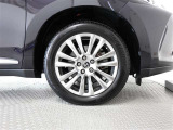 アルミホイールを装備、タイヤサイズは235/55R18です。