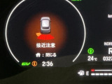 パーキングセンサーシステムは走行中に障害物が迫ると音と表示でお知らせ、低速走行時時の安心感を高めます