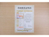 【車両検査証明書】店頭にてクルマの状態が一目で分かる検査証明書を公開中。トヨタ認定検査員が厳しく査定し、状態を点数と図解で表示しています。修復歴はもちろん、傷やヘコミの箇所や程度がご確認いただけます。