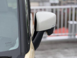 狭い駐車場でも安心。スイッチ操作だけでドアミラーの格納展開が可能。電動格納式リモコンドアミラー!