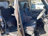 運転席は座り心地が良く快適にドライブをしていただけます。
