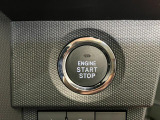 【プッシュボタンスタート】 スマートキーを携帯し、ブレーキを踏みながらボタンを押すだけでエンジンをかけることができます。