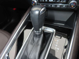 CX-5のシフトレバーです。MTモード付きの6ATで、しなやかな走りを支えます。