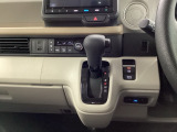 シフトはインパネシフト、パーキングブレーキは電子制御となっています。