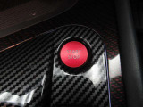 プッシュスターター☆ボタン1つでエンジン始動できます。同時にエンジンイモビライザーという装置でオーナーが持っている鍵が無いとエンジンがかけられない仕組みになっていて、盗難防止にもなっています。