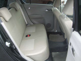 後部座席も十分な広さがあります!シートを倒せば荷物もさらに沢山積めますね♪