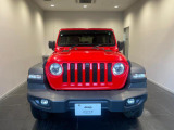 迫力のあるフロントマスク。張り出したオーバーフェンダー、丸目ヘッドライト、セブンスロットグリルはJeep伝統です。