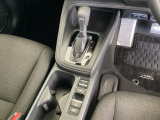 シンプルでとても使いやすいフロアシフトに、パーキングブレーキは電子制御パーキングブレーキです。