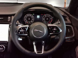 【コールドクライメートパック:MOP価格 91,000円】力強いスポークのステアリング中央部にはジャガーのロゴが輝くステアリング!