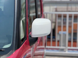 狭い駐車場でも安心。スイッチ操作だけでドアミラーの格納展開が可能。電動格納式リモコンドアミラー!
