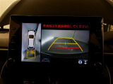 【全周囲モニター】車を上空から見下ろしたような映像をカーナビ画面に映し出し、車庫入れや縦列駐車をサポートしてくれます。