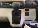 シフトはインパネシフト、パーキングブレーキは電子制御となっています。