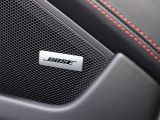 BOSEサラウンドサウンドシステムは、車内の音響特性に合わせて的確にチューニングされており、コンサートホールのようにバランスに優れた原音を忠実に再現した音響パターンを生み出します。