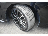 純正18インチアルミホイル/タイヤサイズは225/45R18です